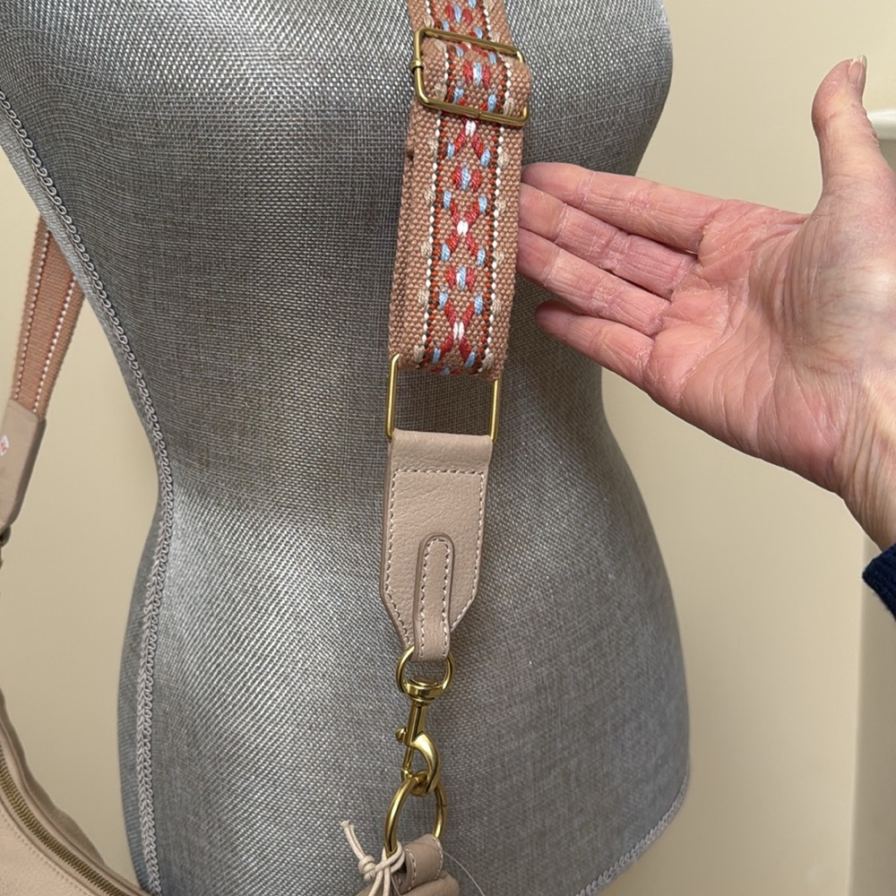 - New Lucky Brand Tan crossbody bag. Outside has snap pocket  & LUCKY BRAN… - Picture 4 of 16